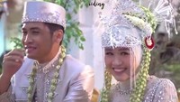Mas Kawin yang diberikan Bintang Emon untuk Alca adalah seperangkat alat salat dan dollar Amerika. Foto: YouTube