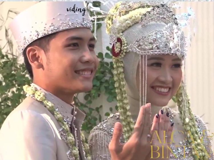 Full Senyum! 5 Potret Bintang Emon Resmi Nikahi Alca