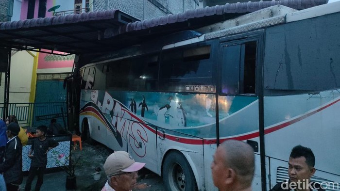 Bus PMS seruduk rumah warga.