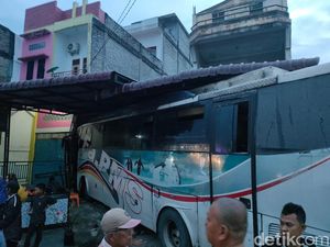 Bus PMS Seruduk Rumah Warga usai Tabrak Mobil di Jalinsum Asahan