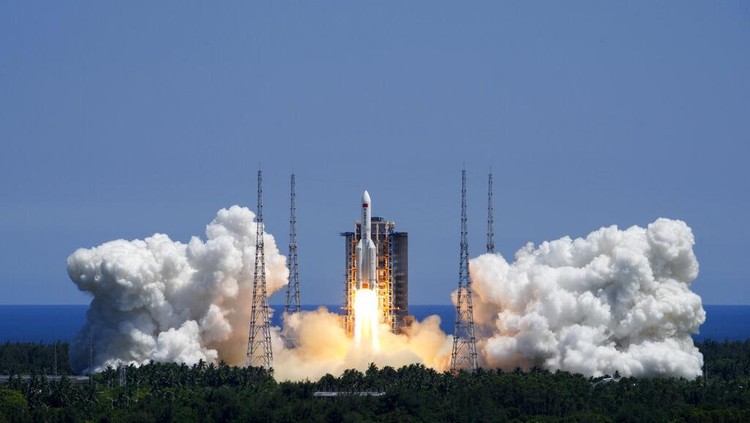 China Luncurkan Modul Laboratorium Antariksa, Begini Momennya In this photo released by Xinhua News Agency, the Long March 5B Y3 carrier rocket, carrying Wentian lab module blasts off from the Wenchang Space Launch Center in Wenchang in southern Chinas Hainan Province Sunday, July 24, 2022. On a hot Sunday afternoon, with a large crowd of amateur photographers and space enthusiasts watching, China launched the Wentian lab module from tropical Hainan Island. (Li Gang/Xinhua via AP)
