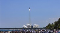 In this photo released by Xinhua News Agency, people gather at the beach side as they watch the Long March 5B Y3 carrier rocket, carrying Wentian lab module, lift off from the Wenchang Space Launch Center in Wenchang in southern Chinas Hainan Province Sunday, July 24, 2022. On a hot Sunday afternoon, with a large crowd of amateur photographers and space enthusiasts watching, China launched the Wentian lab module from tropical Hainan Island. (Zhang Liyun/Xinhua via AP)