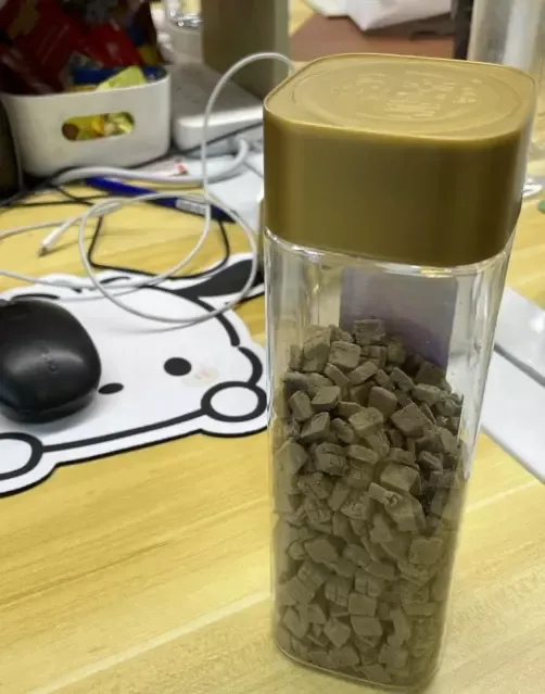 Curi Makanan Karyawan, Bos Ini Ternyata Makan Biskuit Anjing!