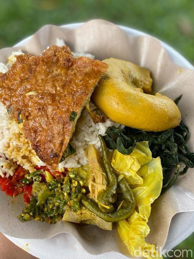 Lamak Bana! 10 Nasi Kapau Enak di Jakarta dengan Puluhan Lauk