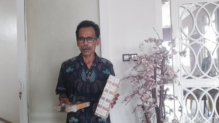 Eman Supriatna dan mochi dari tempat kerjanya.