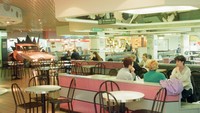 Mall-mall zaman dulu cenderung megah dalam hal desain, seperti food court yang ada di The Queens West Shopping yang bergaya vintage ala tahun 50-an. Foto: businessinsider.id 