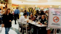 Sejak 1996, food court yang ada di Eaton Centre Mall, Toronto sudah menghadirkan restoran cepat saji seperti McDonald yang telah menjadi andalan banyak mall sampai saat ini.  Foto: businessinsider.id 