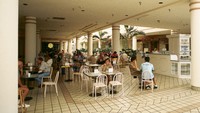 Mulai tahun 1980-1990an, kehidupan di pinggiran kota berkembang pesat. Banyak pusat belanja di pinggiran yang menyediakan food court sehingga pelanggan bisa duduk bersantai di sela-sela belanja. Foto: businessinsider.id 