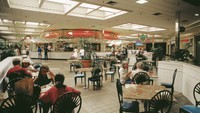 Food court pada tahun 1980-an banyak menjadi tempat kumpul para remaja. Mereka sering menghabiskan waktu disana sampai-sampai disebut sebagai ‘tikus mall’. Foto: businessinsider.id 