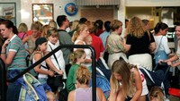 Sepanjang tahun 2000-an, food court digemari oleh orang-orang dari segala usia. Food court telah menjadi pilihan terbaik bagi mereka yang ingin makan cepat dan murah. Foto: businessinsider.id 