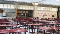 Hiii… Kini food court di beberapa mall telah berubah seperti tempat berhantu dengan meja kosong dan debu-debu di udara. Foto: businessinsider.id 