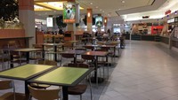 Food court ini tampak sepi ya? Demi menjaga mal bertahan, banyak food court akhirnya menawarkan pilihan makanan baru yang menarik. Foto: businessinsider.id 
