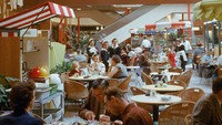 Pada tahun 1957 sebelum mall dibangun, para pengunjung bisa duduk dan bersantai di area kafe seperti food court ini. Lokasinya di Southdale Shopping Mall, Minnesota.Foto: businessinsider.id 