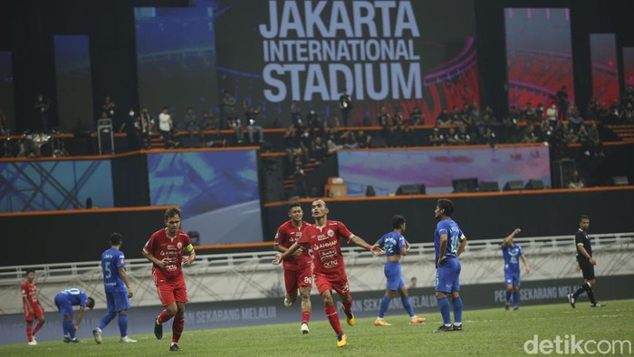 Persija Jakarta bermain imbang 3-3 saat menghadapi Chonburi FC di laga peresmian Jakarta International Stadium (JIS). Riko Simanjuntak menjadi bintang dengan dua gol dan satu assist.