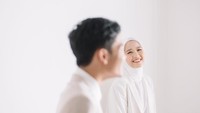 Ada juga pose ketika keduanya saling tersenyum menyambut hari bahagia.  Foto: Courtesy of Imagenic