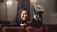 Dengan latar di Gedung Kesenian Jakarta, foto prewed keduanya terbilang kocak.  Foto: Courtesy of Imagenic