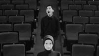 Foto prewedding Bintang Emon dan Alca dijepret oleh Imagenic dalam nuansa hitam-putih dan ada juga yang bertemakan serba putih.  Foto: Courtesy of Imagenic
