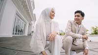 Kalau yang ini, foto prewed saat mereka bersiap-siap berlari. Di samping Alca, ada buket bunga mawar putih.  Foto: Courtesy of Imagenic