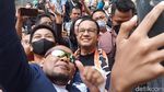 Momen Anies Jadi Sasaran Selfie Saat Peresmian JIS