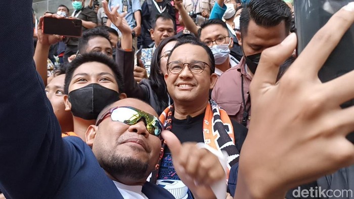 Gubernur DKI Anies Baswedan menjadi sasaran selfie bersama pengunjung saat acara grand launching JIS, Minggu (24/7/2022). (Foto: Tiara Aliya/detikcom)