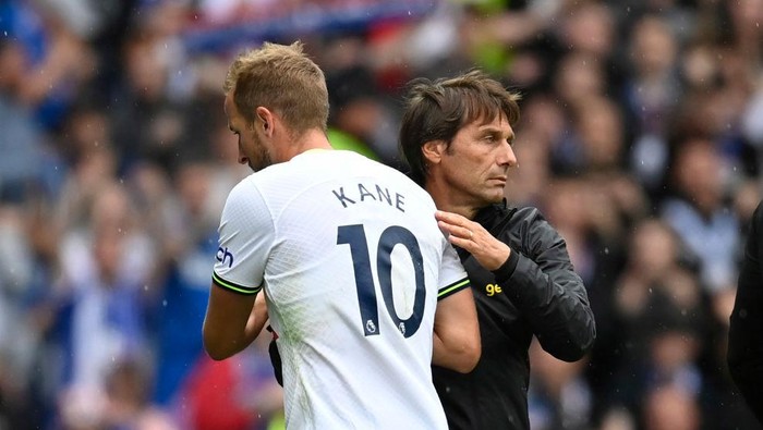 GLASGOW, SCOTLAND - JULY 23: Tottenhams Harry Kane (L) and manager Antonio Conte during a pre-season friendly match between Rangers and Tottenham Hotspur at Ibrox Stadium, on July 23, 2022, in Glasgow, Scotland. (Photo by Rob Casey/SNS Group via Getty Images)