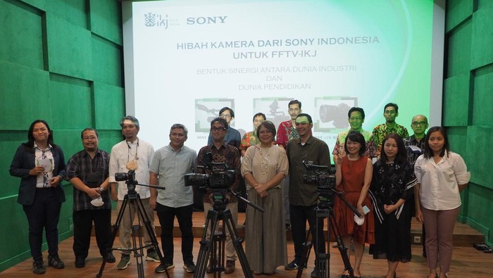Hibah Kamera, Dukungan untuk Pendidikan Perfilman Dalam Negeri Sony Indonesia mendonasikan tiga kamera canggih kepada Fakultas Film dan Televisi Institut Kesenian Jakarta. Kamera tersebut akan dimanfaatkan untuk praktik mahasiswa.