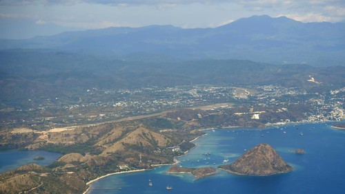 Suasana kawasan Waterfront yang menjadi salah satu ikon baru Labuan Bajo di Pantai Marina, Labuan Bajo, NTT, Sabtu (23/7/2022). Waterfront yang merupakan bagian dari program penataan Kawasan Strategis Pariwisata Nasional (KSPN) Labuan Bajo dan baru diresmikan oleh Presiden Joko Widodo pada Kamis (21/7) lalu itu difungsikan sebagai kawasan wisata, ruang publik serta sebagai terminal penumpang. ANTARA FOTO/Indrianto Eko Suwarso/wsj.