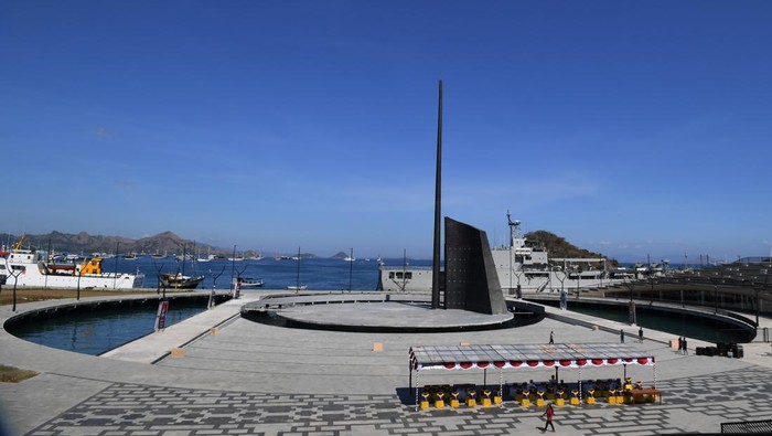 Suasana kawasan Waterfront yang menjadi salah satu ikon baru Labuan Bajo di Pantai Marina, Labuan Bajo, NTT, Sabtu (23/7/2022). Waterfront yang merupakan bagian dari program penataan Kawasan Strategis Pariwisata Nasional (KSPN) Labuan Bajo dan baru diresmikan oleh Presiden Joko Widodo pada Kamis (21/7) lalu itu difungsikan sebagai kawasan wisata, ruang publik serta sebagai terminal penumpang. ANTARA FOTO/Indrianto Eko Suwarso/wsj.