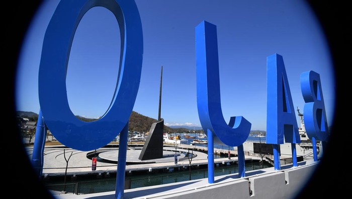 Ikon baru Labuan Bajo Suasana kawasan Waterfront yang menjadi salah satu ikon baru Labuan Bajo di Pantai Marina, Labuan Bajo, NTT, Sabtu (23/7/2022). Waterfront yang merupakan bagian dari program penataan Kawasan Strategis Pariwisata Nasional (KSPN) Labuan Bajo dan baru diresmikan oleh Presiden Joko Widodo pada Kamis (21/7) lalu itu difungsikan sebagai kawasan wisata, ruang publik serta sebagai terminal penumpang. ANTARA FOTO/Indrianto Eko Suwarso/wsj.
