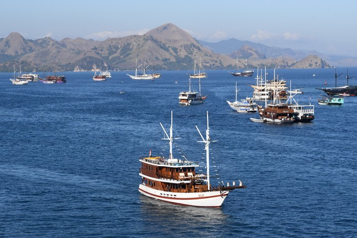 Suasana kawasan Waterfront yang menjadi salah satu ikon baru Labuan Bajo di Pantai Marina, Labuan Bajo, NTT, Sabtu (23/7/2022). Waterfront yang merupakan bagian dari program penataan Kawasan Strategis Pariwisata Nasional (KSPN) Labuan Bajo dan baru diresmikan oleh Presiden Joko Widodo pada Kamis (21/7) lalu itu difungsikan sebagai kawasan wisata, ruang publik serta sebagai terminal penumpang. ANTARA FOTO/Indrianto Eko Suwarso/wsj.