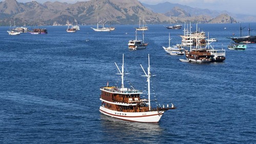 Suasana kawasan Waterfront yang menjadi salah satu ikon baru Labuan Bajo di Pantai Marina, Labuan Bajo, NTT, Sabtu (23/7/2022). Waterfront yang merupakan bagian dari program penataan Kawasan Strategis Pariwisata Nasional (KSPN) Labuan Bajo dan baru diresmikan oleh Presiden Joko Widodo pada Kamis (21/7) lalu itu difungsikan sebagai kawasan wisata, ruang publik serta sebagai terminal penumpang. ANTARA FOTO/Indrianto Eko Suwarso/wsj.