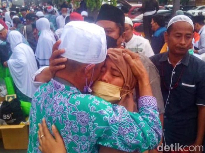 Jamaah haji tiba di GOR Gelarsena Klaten disambut haru keluarga, Minggu (24/7/2022).