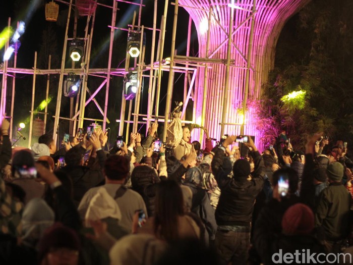 Jazz Gunung Bromo 2022 hari kedua sukses digelar di Amfiteater Jiwa Jawa Resort. Penampilan Andien pecah abis.