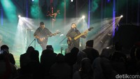 Wanda kemudian memainkan bass dan menyanyikan lagu Rindu/Foto: Suki/detikJatim