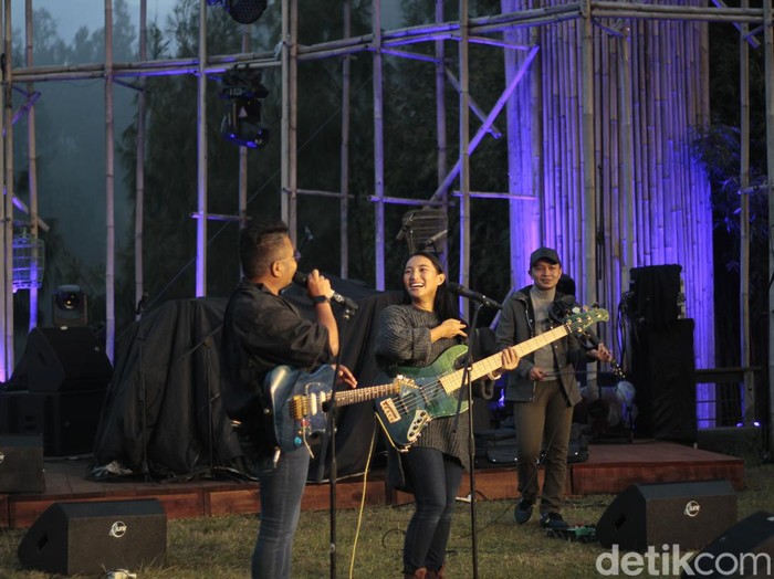 Jazz Gunung Bromo 2022 Jazz Gunung Bromo 2022 hari kedua sukses digelar di Amfiteater Jiwa Jawa Resort. Penampilan Andien pecah abis.