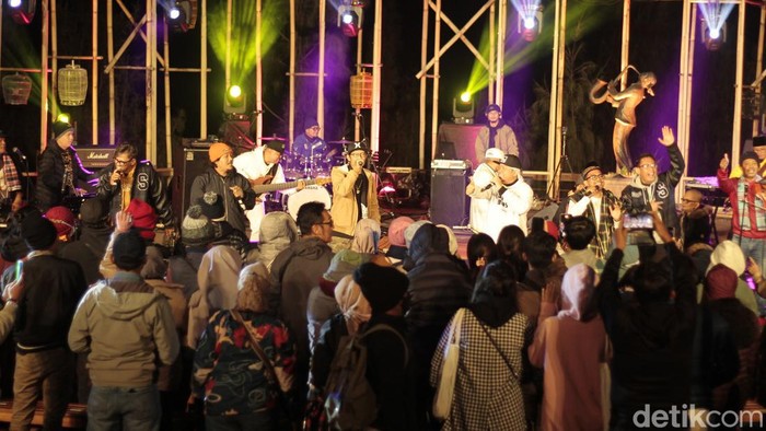 Jazz Gunung Bromo 2022 Jazz Gunung Bromo 2022 hari kedua sukses digelar di Amfiteater Jiwa Jawa Resort. Penampilan Andien pecah abis.