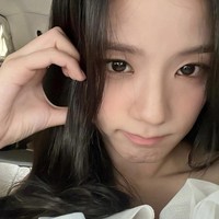 Setahun setelah debutnya, Jisoo BLACKPINK digandeng menjadi MC acara musik Inkigayo dan dipasangkan dengan Jinyoung GOT7 dan Doyoung NCT. Foto: dok. Instagram @sooyaaa__