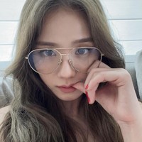 Saking cantiknya, Jisoo telah digaet menjadi model video klip dan bintang iklan sebelum debut bersama BLACKPINK. Ia bahkan menjadi cameo drama Korea The Producers bersama Sandara Park. Foto: dok. Instagram @sooyaaa__