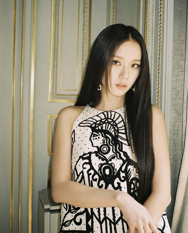 Seperti dilansir dari Nubia Magazine, Jisoo BLACKPINK dinobatkan sebagai wanita tercantik di dunia pada 2022. Ia mengalahkan Dilraba Dilmurat, aktris Cina berdarah Uighur yang langganan jadi pemenang polling kecantikan serupa. Foto: dok. Instagram @sooyaaa__