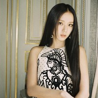 Seperti dilansir dari Nubia Magazine, Jisoo BLACKPINK dinobatkan sebagai wanita tercantik di dunia pada 2022. Ia mengalahkan Dilraba Dilmurat, aktris Cina berdarah Uighur yang langganan jadi pemenang polling kecantikan serupa. Foto: dok. Instagram @sooyaaa__