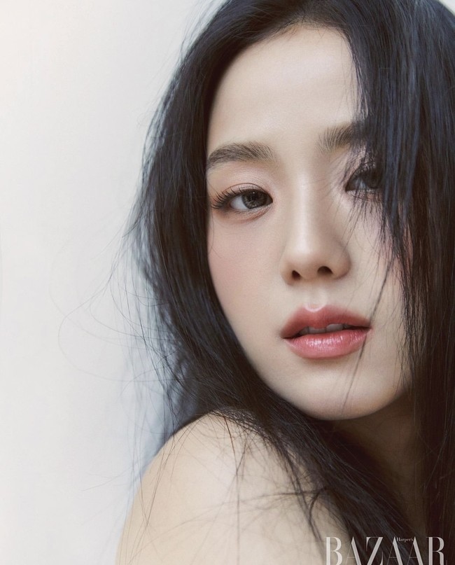 Aktris dan penyanyi 27 tahun itu memiliki kelopak mata ganda, mata yang besar, aegyo sal (lemak di bawah kelopak mata), kulit pucat, bibir yang plump, dan batang hidung yang tinggi dan mancung. Foto: dok. Instagram @sooyaaa__