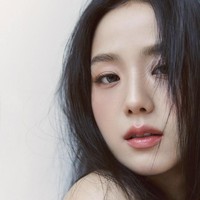 Aktris dan penyanyi 27 tahun itu memiliki kelopak mata ganda, mata yang besar, aegyo sal (lemak di bawah kelopak mata), kulit pucat, bibir yang plump, dan batang hidung yang tinggi dan mancung. Foto: dok. Instagram @sooyaaa__