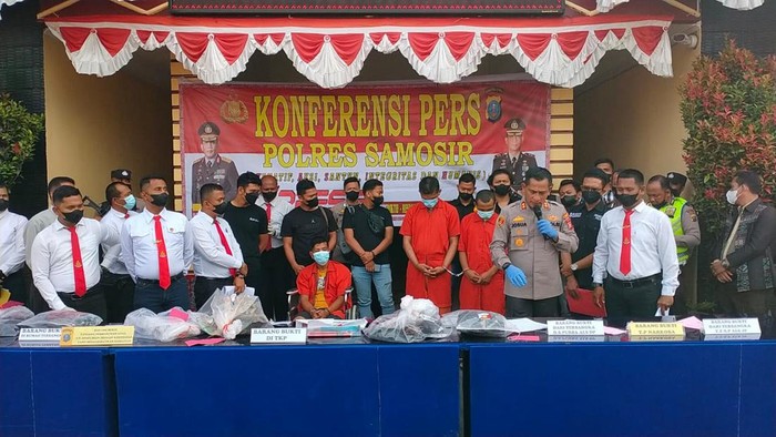 Kapolres Samosir AKBP Josua Tampubolon memberikan keterangan pers kronologis pembunuhan yang dilakukan Marwan alias Begu. Istimewa