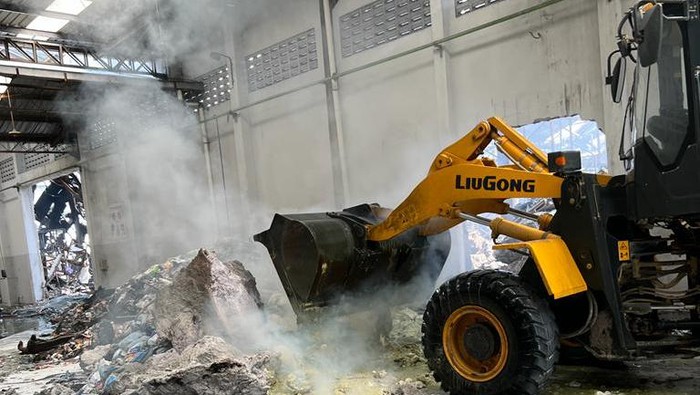 Kebakaran gudang pupuk CV Saprotan Utama Mranggen, Demak. Foto diunggah Minggu (24/7/2022).