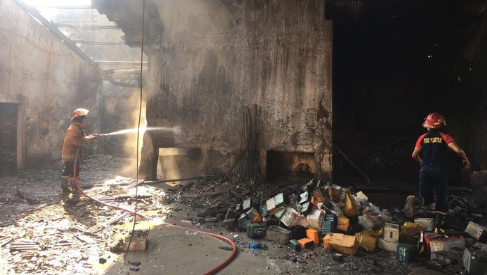 kebakaran gudang rongsokan accu di sidoarjo