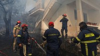 Rumah-rumah terbakar dan satu petugas pemadam kebakaran terluka saat api melahap Vatera. REUTERS/Elias Marcou