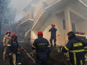 Kebakaran Hutan Hanguskan Sejumlah Rumah di Pulau Lesbos, Yunani