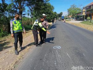 Elf Muat 15 Penumpang Terguling di Magetan, 1 Anak Tewas