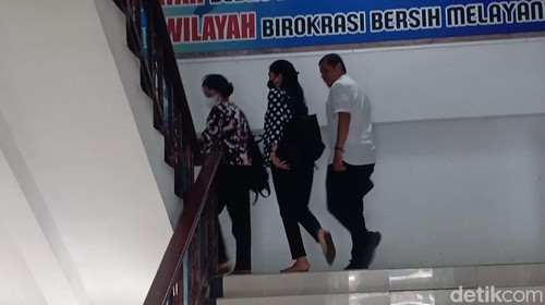 Kekasih Brigadir J, Vera (tengah) menuju ruangan untuk diperiksa penyidik Bareskrim Polri di Polda Jambi.