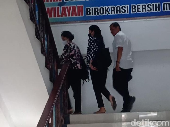 Kekasih Brigadir J, Vera (tengah) menuju ruangan untuk diperiksa penyidik Bareskrim Polri di Polda Jambi.